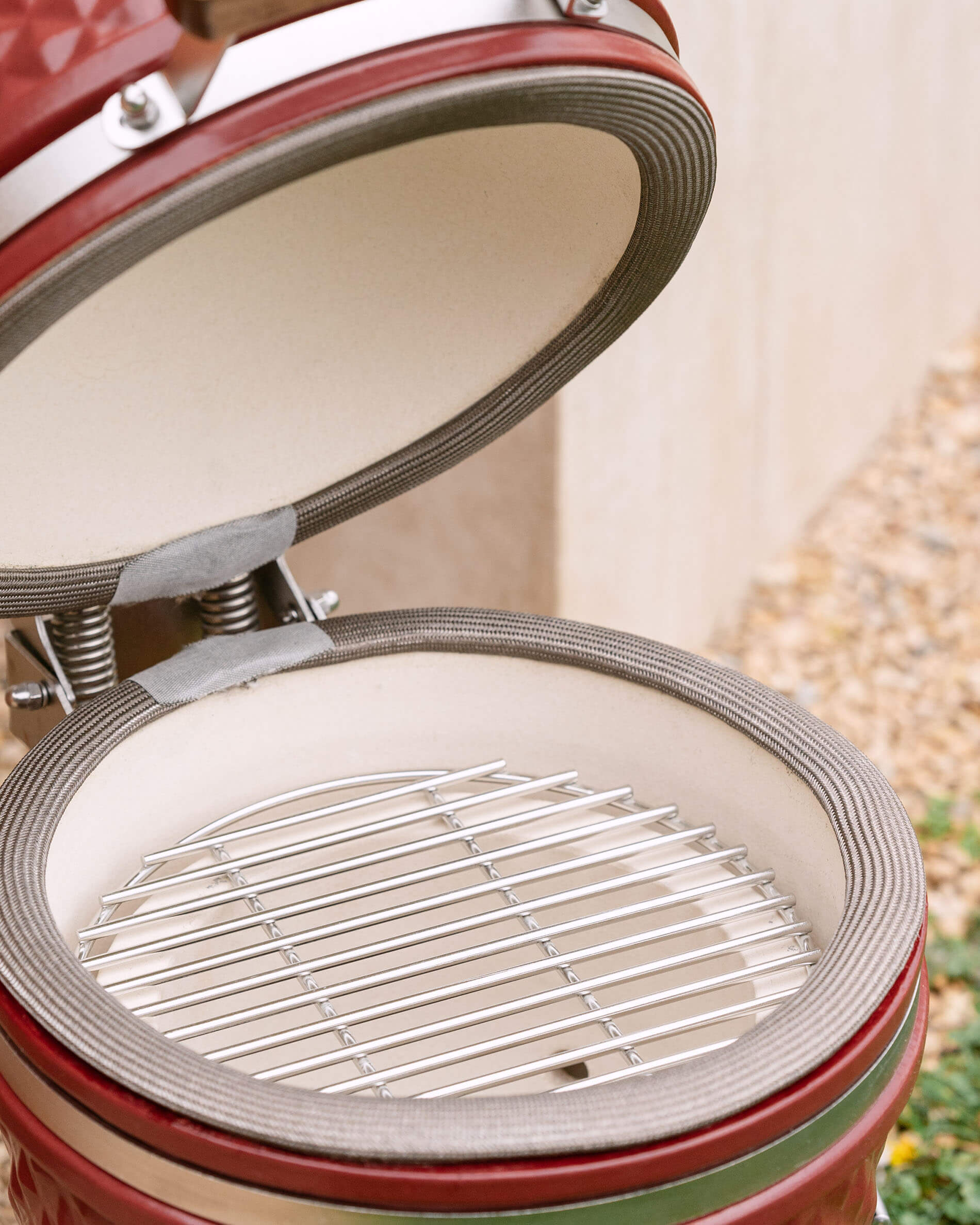 Binnenkant van de Little Kokko 13 kamado met grillrooster.