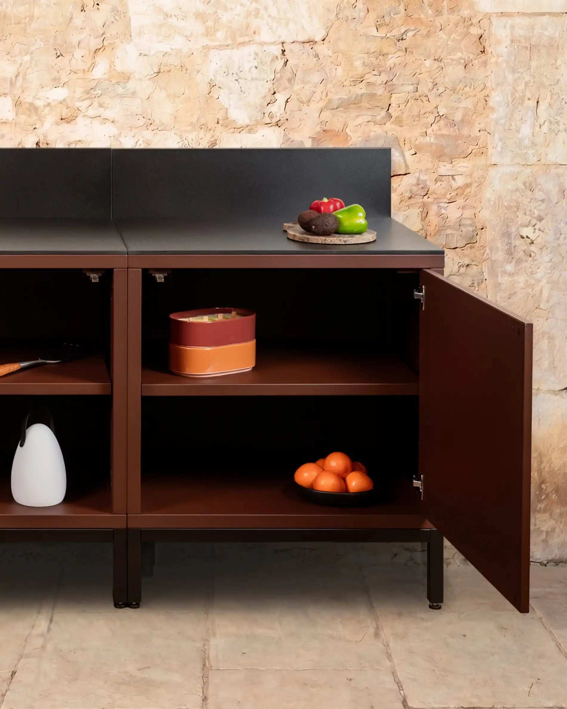 Module de rangement Kokko rust avec porte ouverte et étagères intérieures