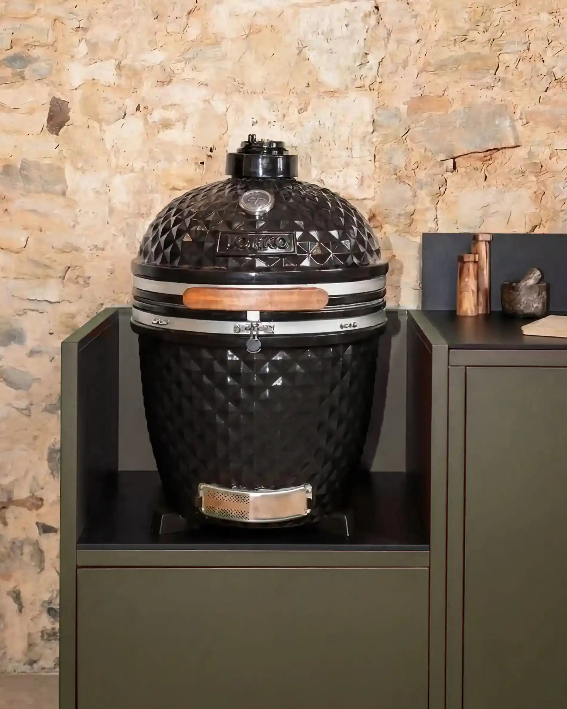 Kamado Kokko noir intégré sur module olive avec plan de travail noir
