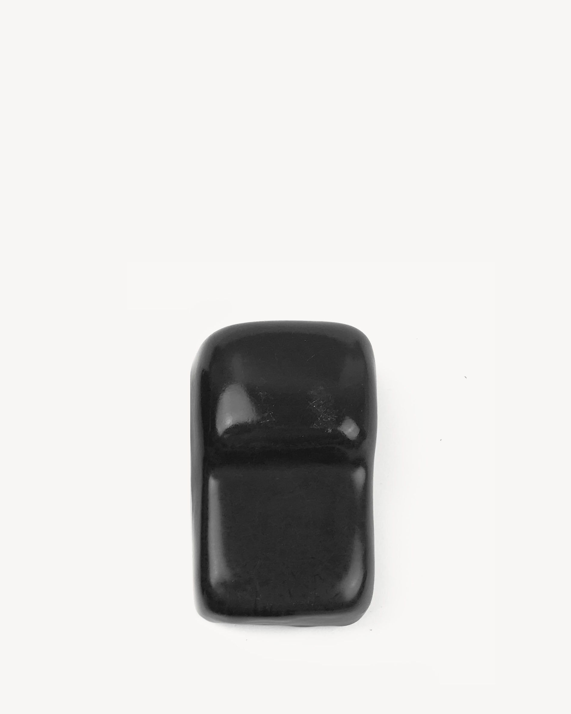 Zwarte keramische voet ontworpen voor stabiliteit van een Kokko kamado.