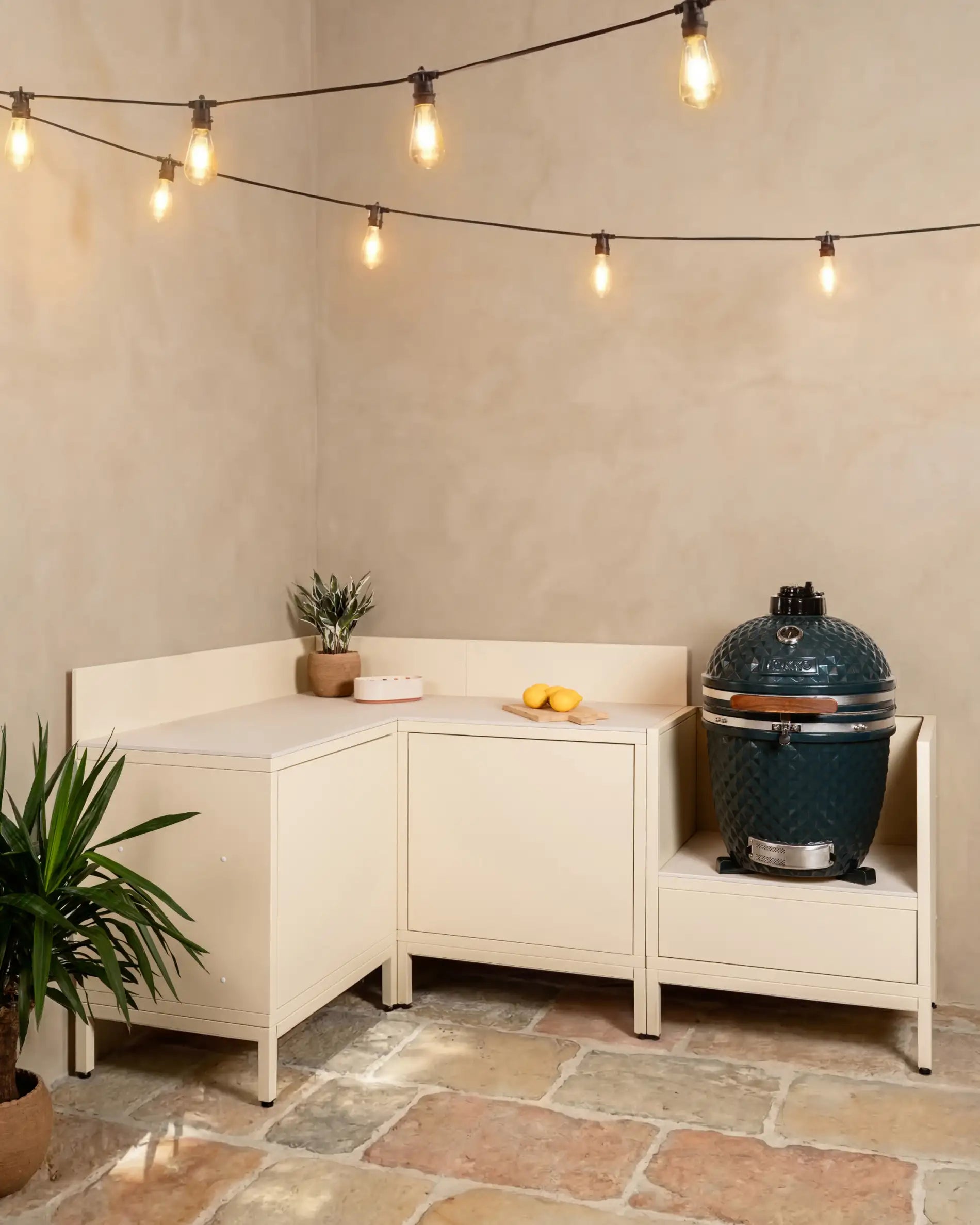 Cuisine extérieure Kokko crème en angle avec kamado et plan de travail
