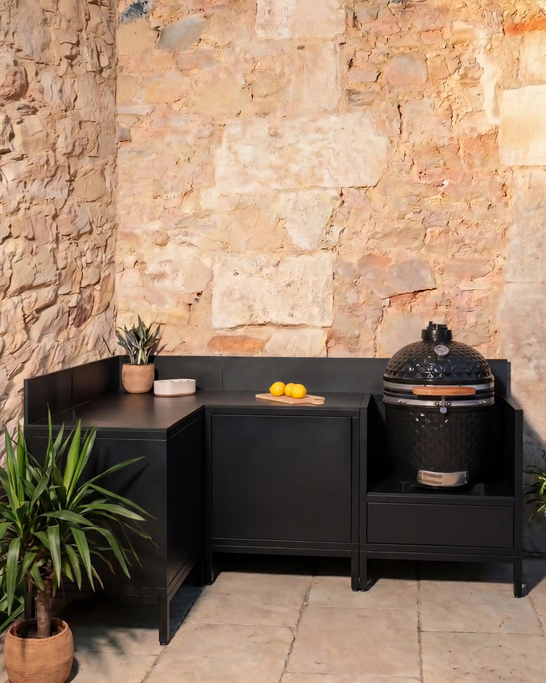 Cuisine extérieure Kokko noire en angle avec kamado et modules de rangement