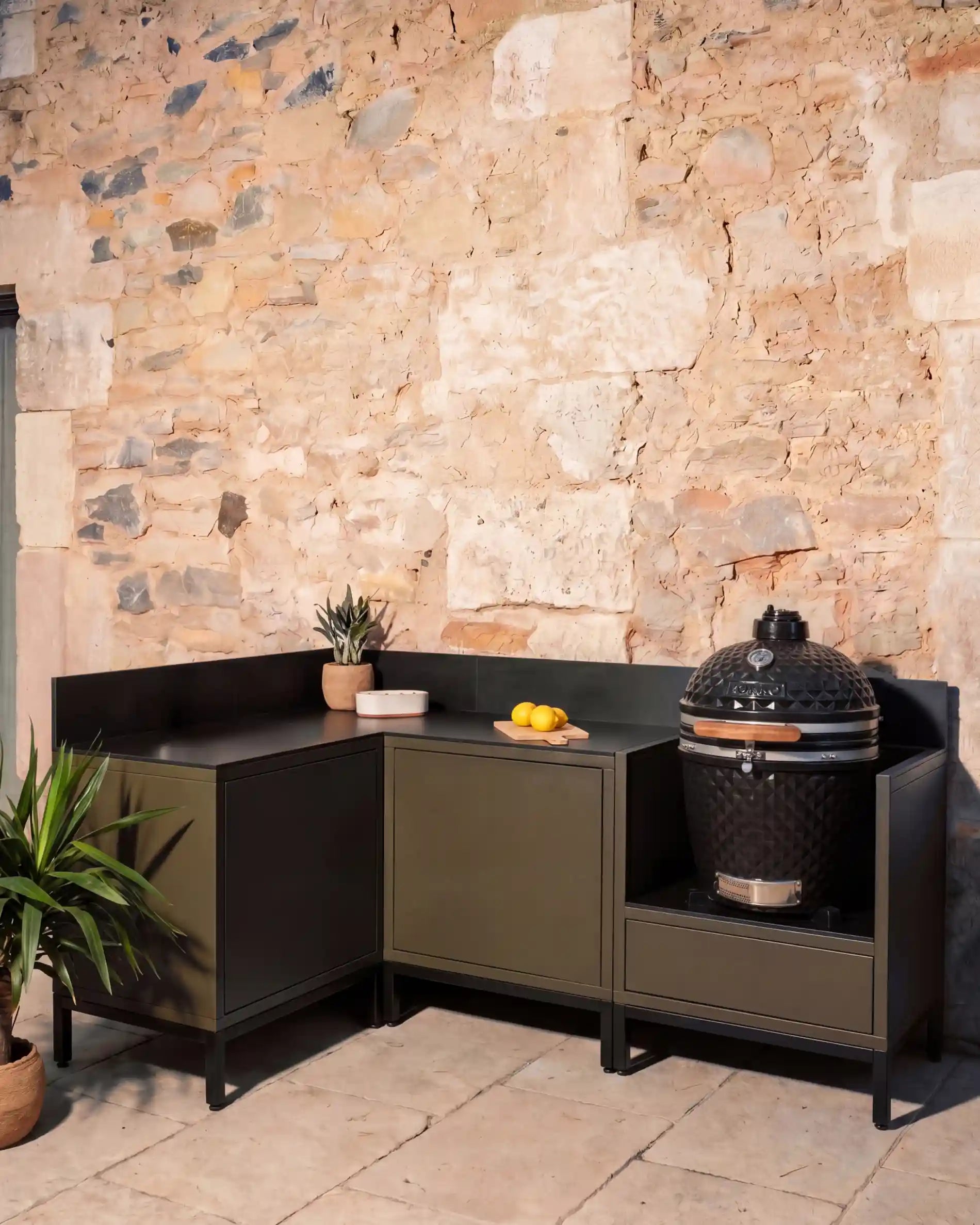 Cuisine extérieure Kokko olive en angle avec kamado et rangements intégrés