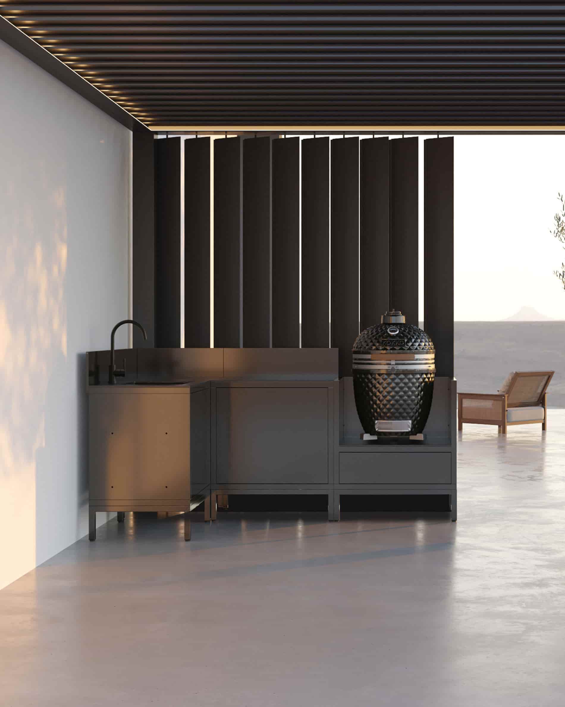 Buitenkeuken op palen met kamado, zwarte hoekopstelling onder pergola, gesloten kasten en werkblad met spoelbak.