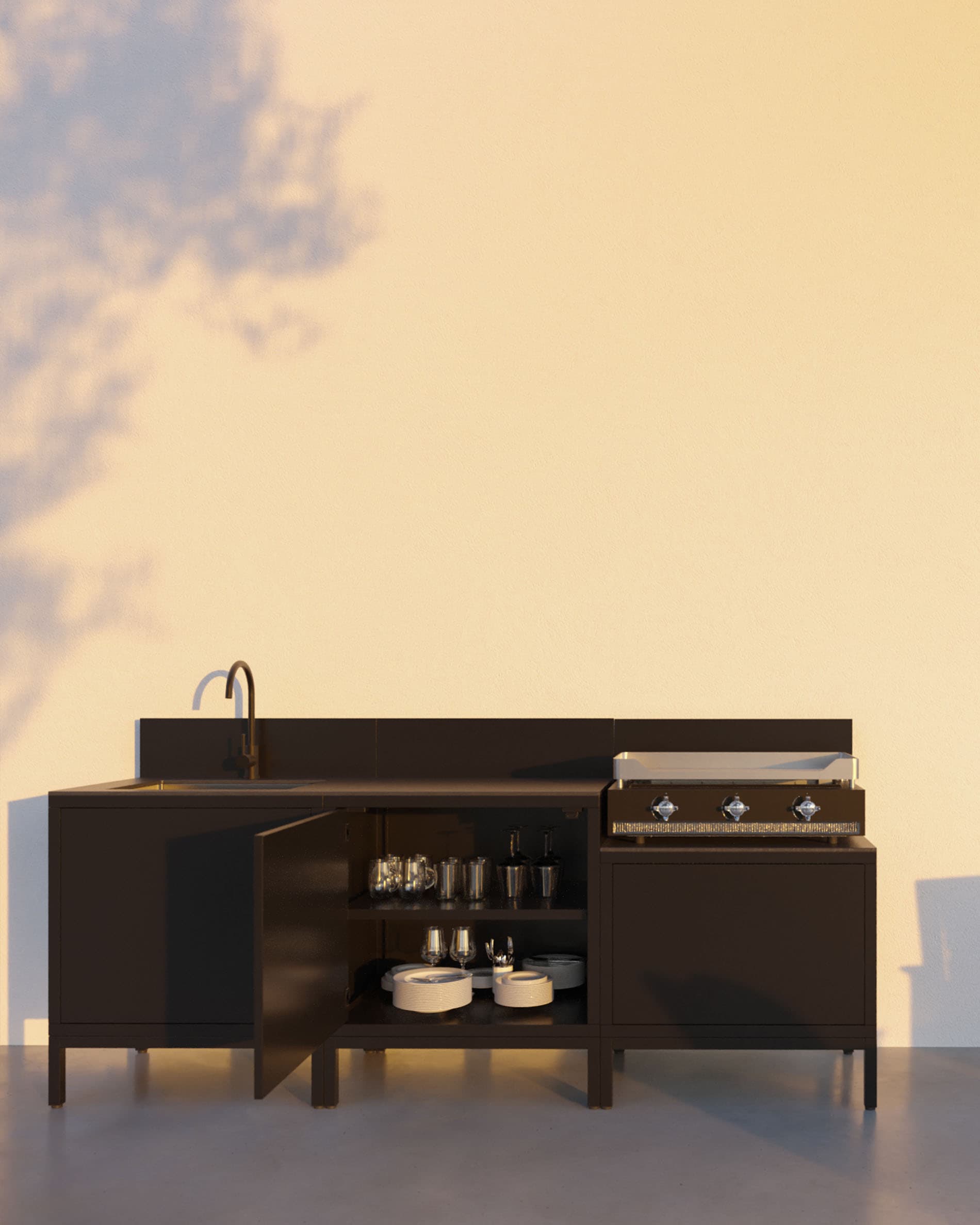 Buitenkeuken op palen met geïntegreerde plancha, meubels in zwarte kleur, spoelbak en open opbergruimtes, met zicht op de binnenopslag.