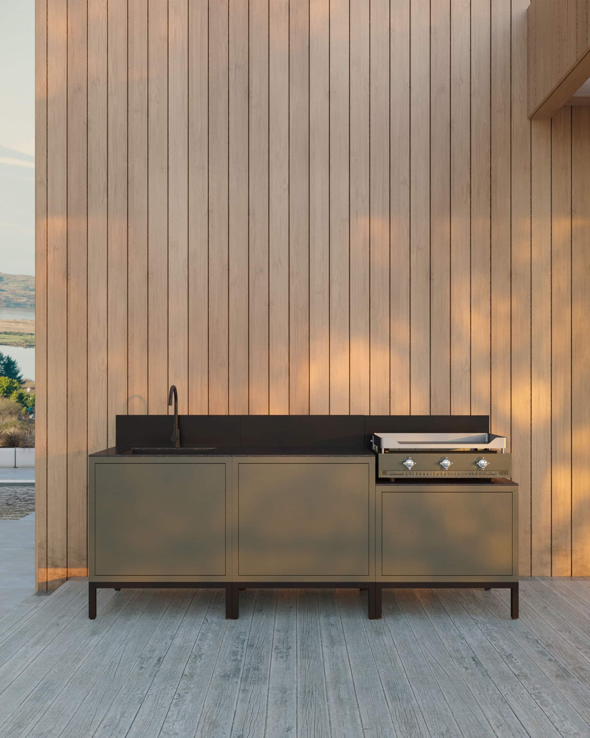 Kokko buitenkeuken met geïntegreerde plancha, groene opbergkast, spoelbak en zwart werkblad, geplaatst op een houten terras.