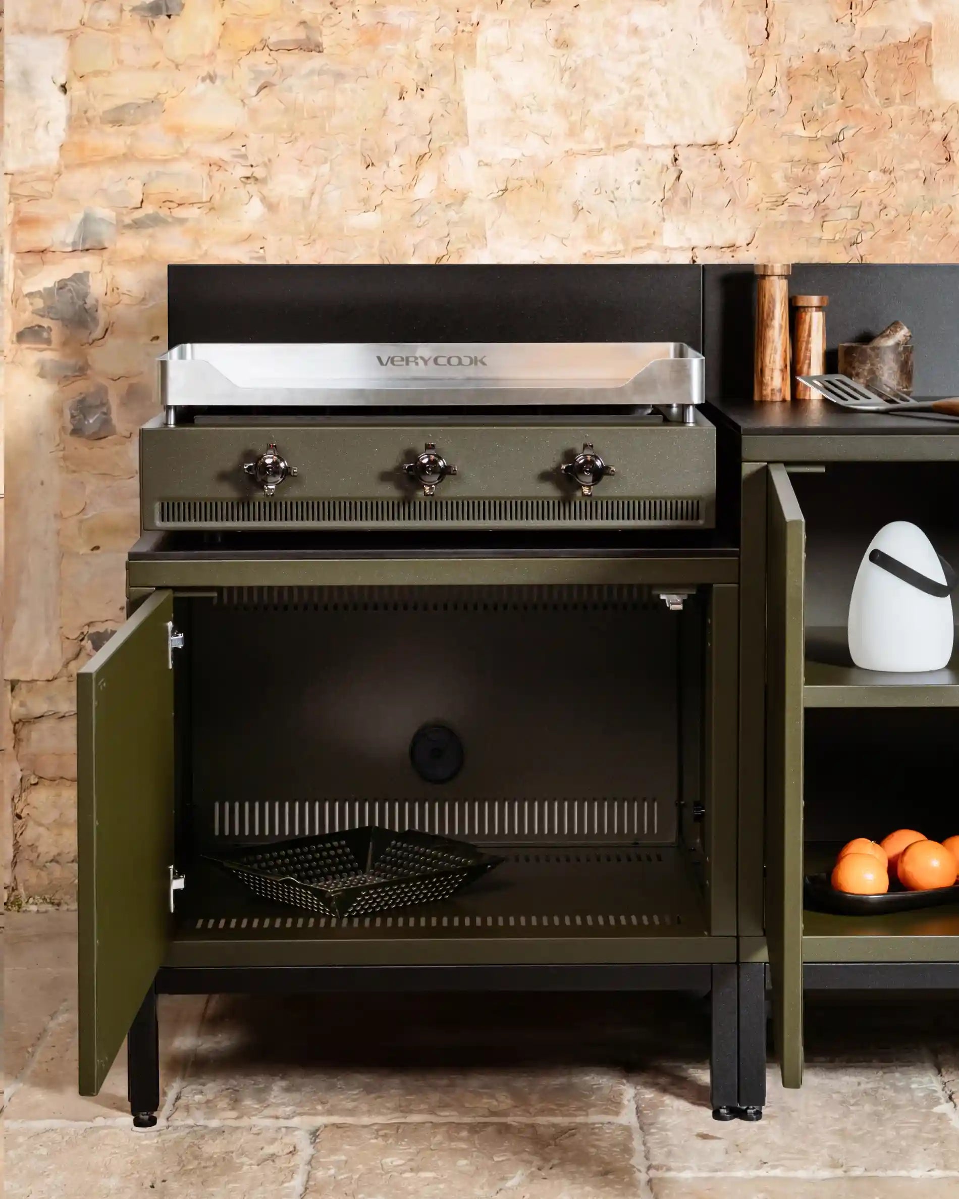 Detail van de Pilotis olive plancha-module met opbergruimte