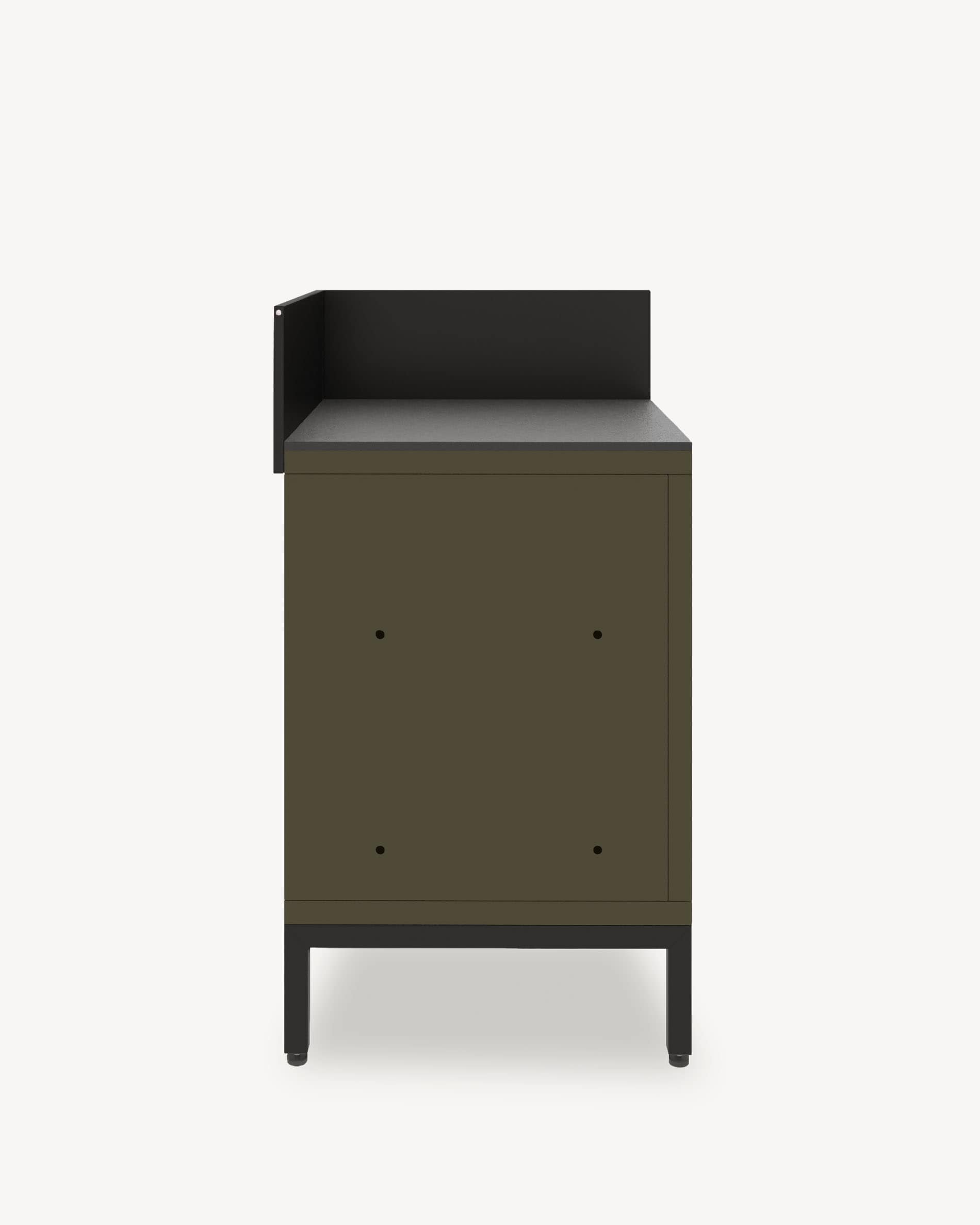 Module de cuisine pilotis d’angle, meuble coloris vert olive avec rangement fermé, plan de travail sombre et crédence latérale intégrée.