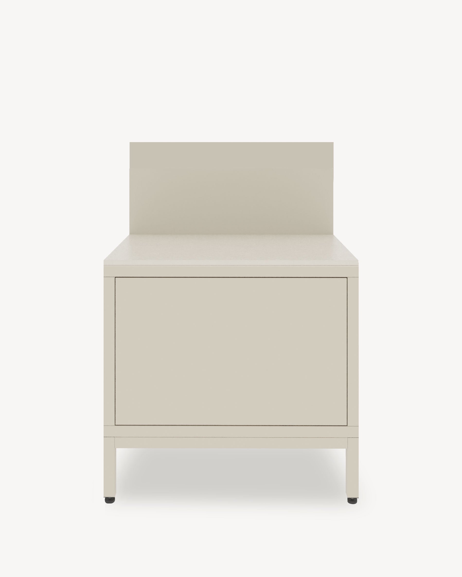 Keukenmodule op palen voor plancha, crèmekleurige front, gesloten opbergruimte, geïntegreerd werkblad en achterwand.