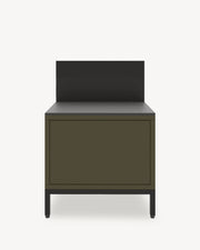 Keukenmodule op palen voor plancha, front in olijfgroen, gesloten opbergruimte, geïntegreerd werkblad en achterwand.