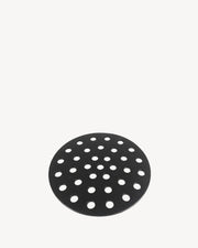 Plaque en fonte perforée pour la gestion du charbon dans le kamado.