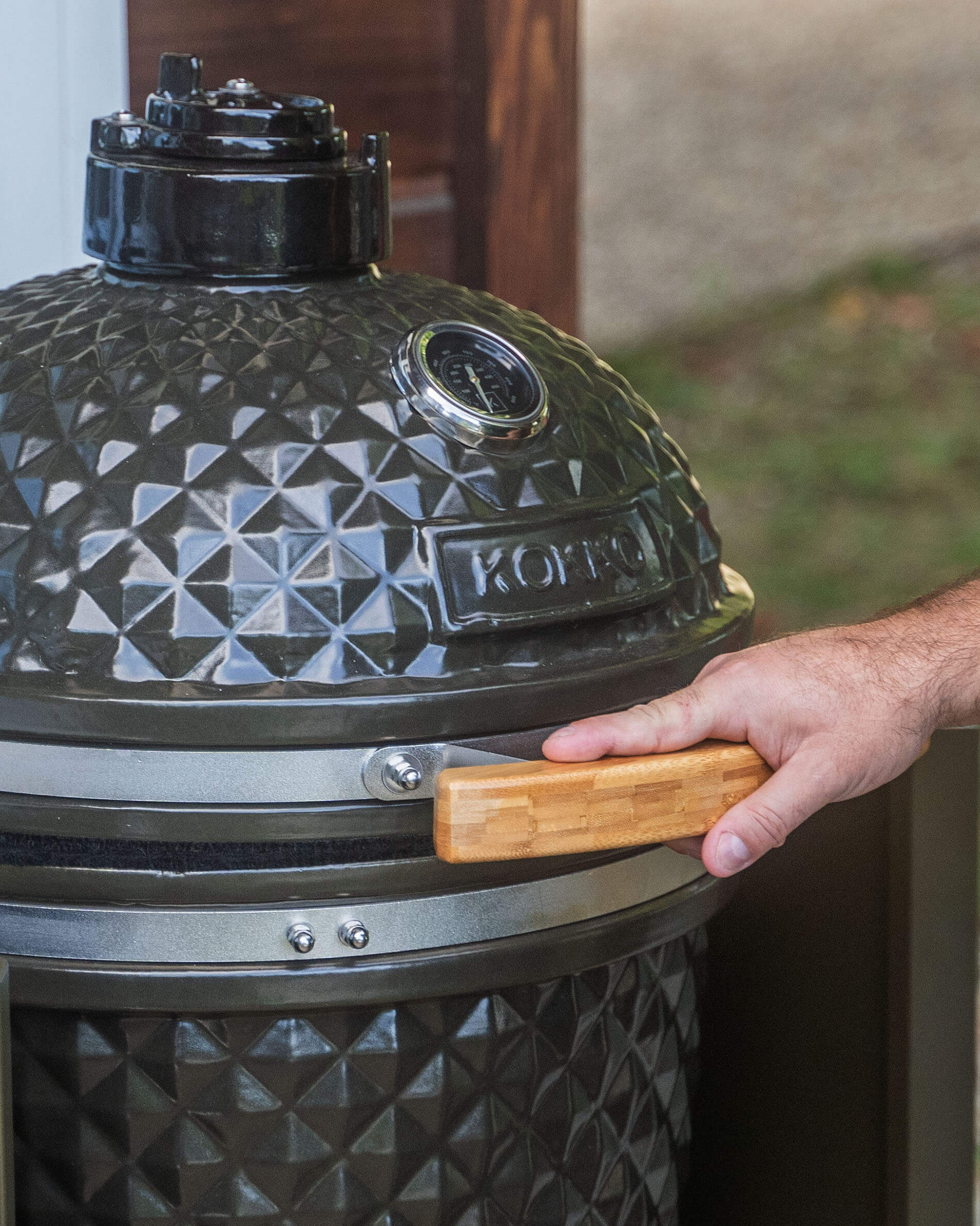 Houten handgreep voor het deksel van de Kokko kamado.