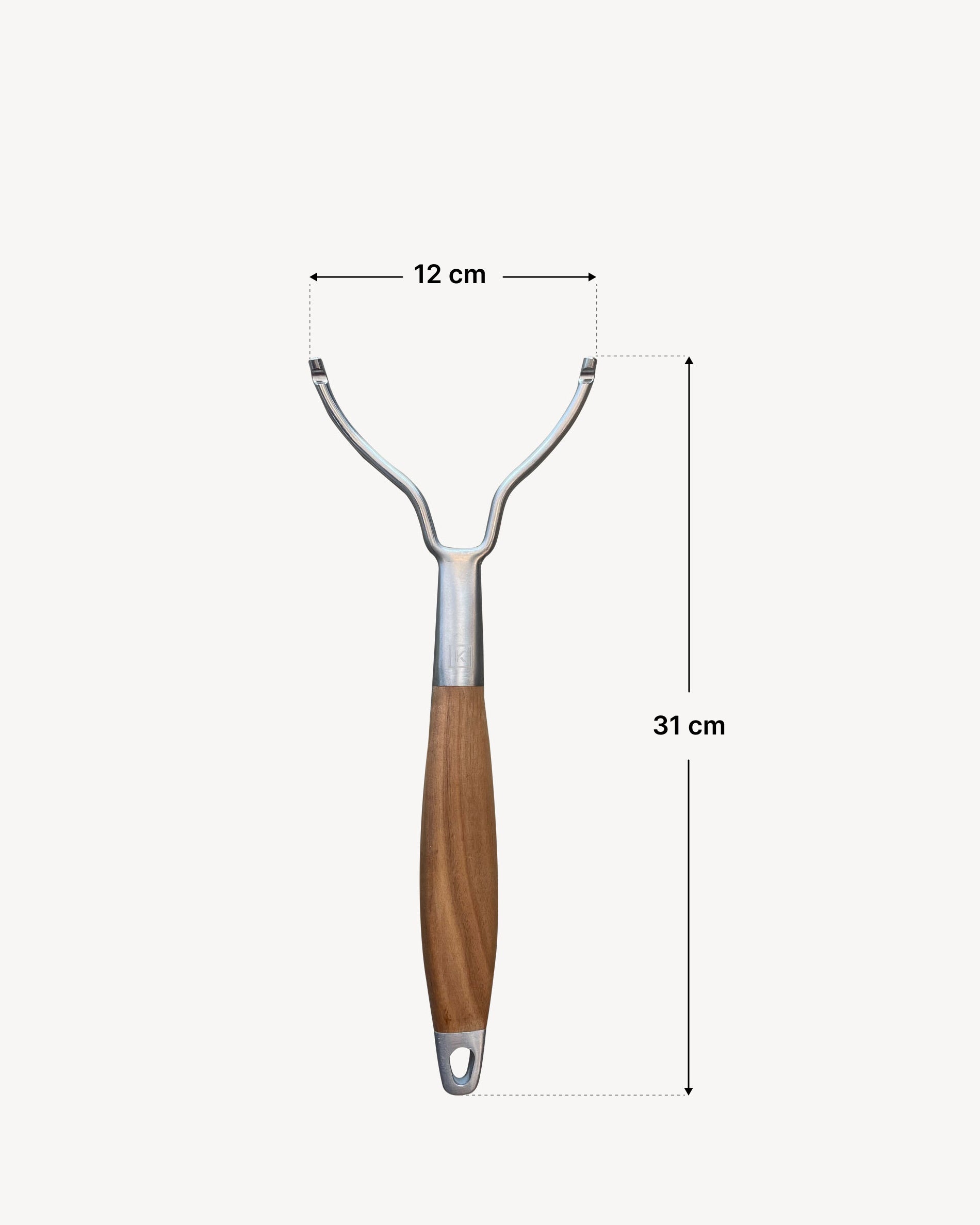 Poignée de levage pour grille de kamado en inox avec manche ergonomique en bois, montrée avec ses dimensions exactes : 31 cm de longueur totale et 12 cm d’écartement au niveau des crochets, facilitant la manipulation des grilles chaudes.