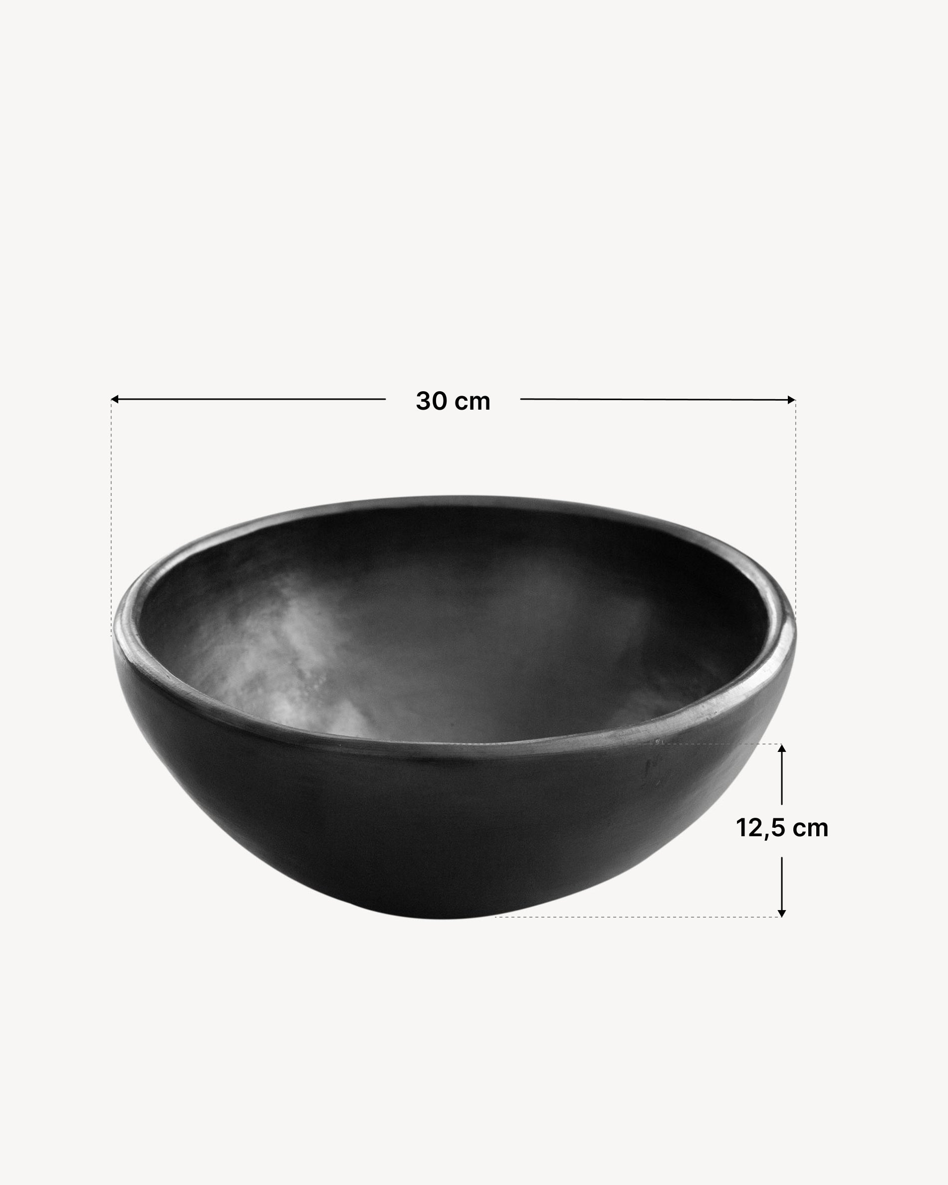 Chamba schaal van zwarte keramiek, gefotografeerd met een schema dat de diameter en hoogte van de kom aangeeft.