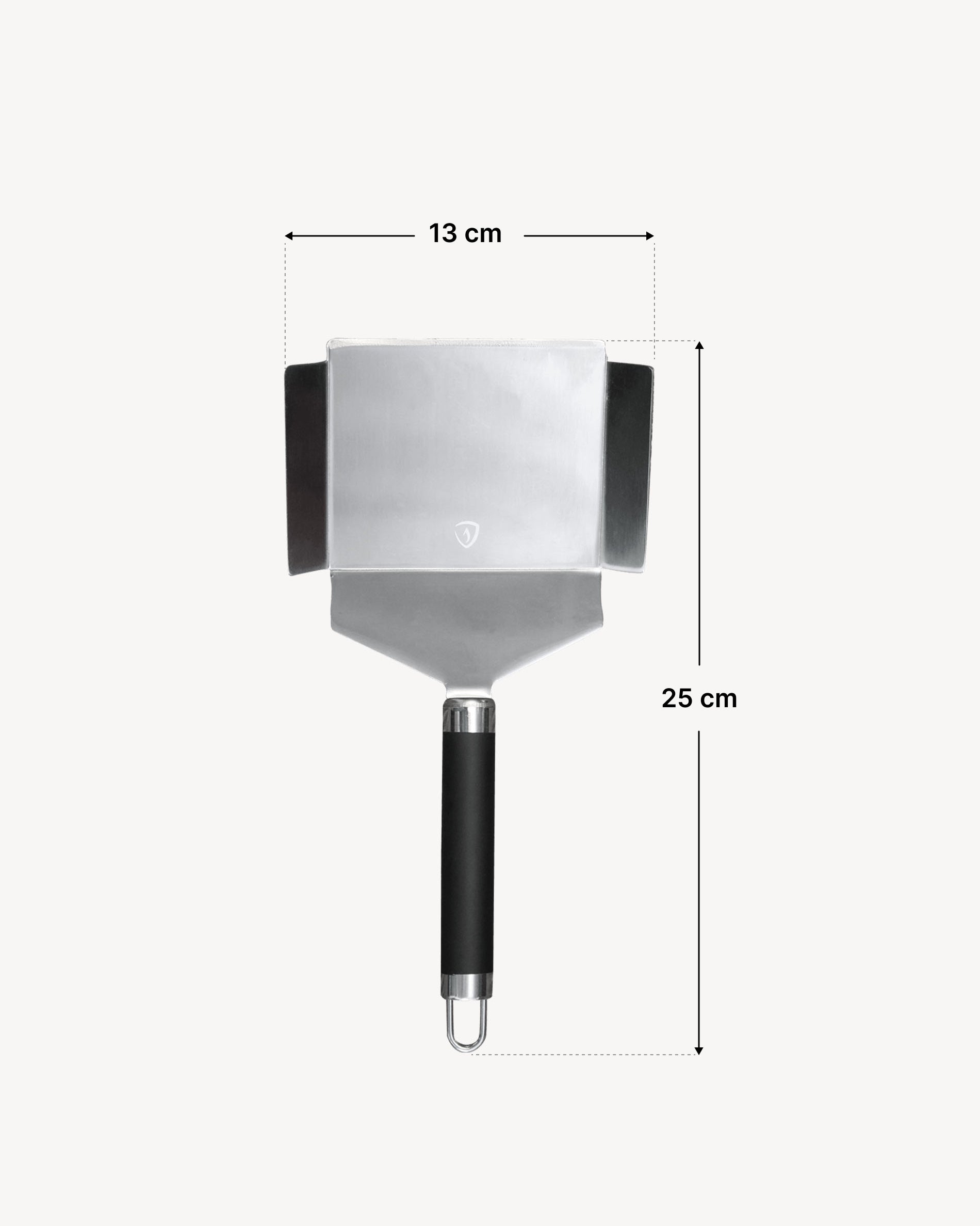 RVS groentespatel met brede, opstaande zijkanten, voorzien van een ergonomisch zwart handvat met ophangring, afgebeeld met een maatschema dat een bladbreedte van 13 cm en een totale lengte van 25 cm aangeeft.