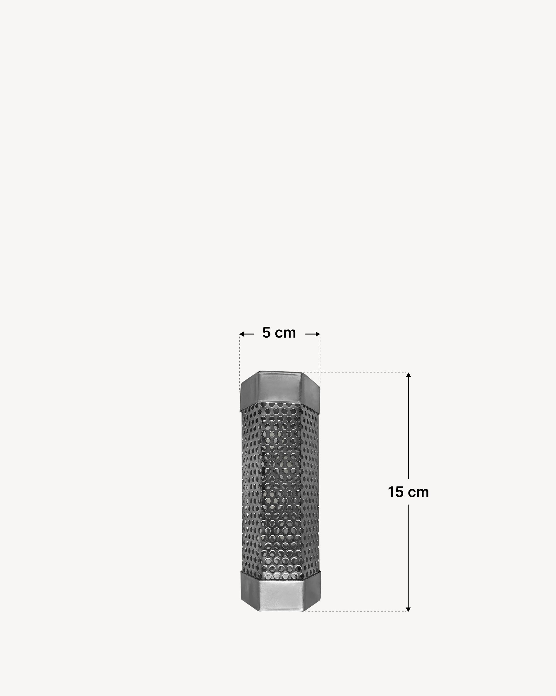 Générateur de fumée compact en inox perforé, destiné au fumage à froid, illustré avec ses dimensions exactes : 15 cm de hauteur et 5 cm de largeur, permettant un fumage progressif et maîtrisé des aliments.